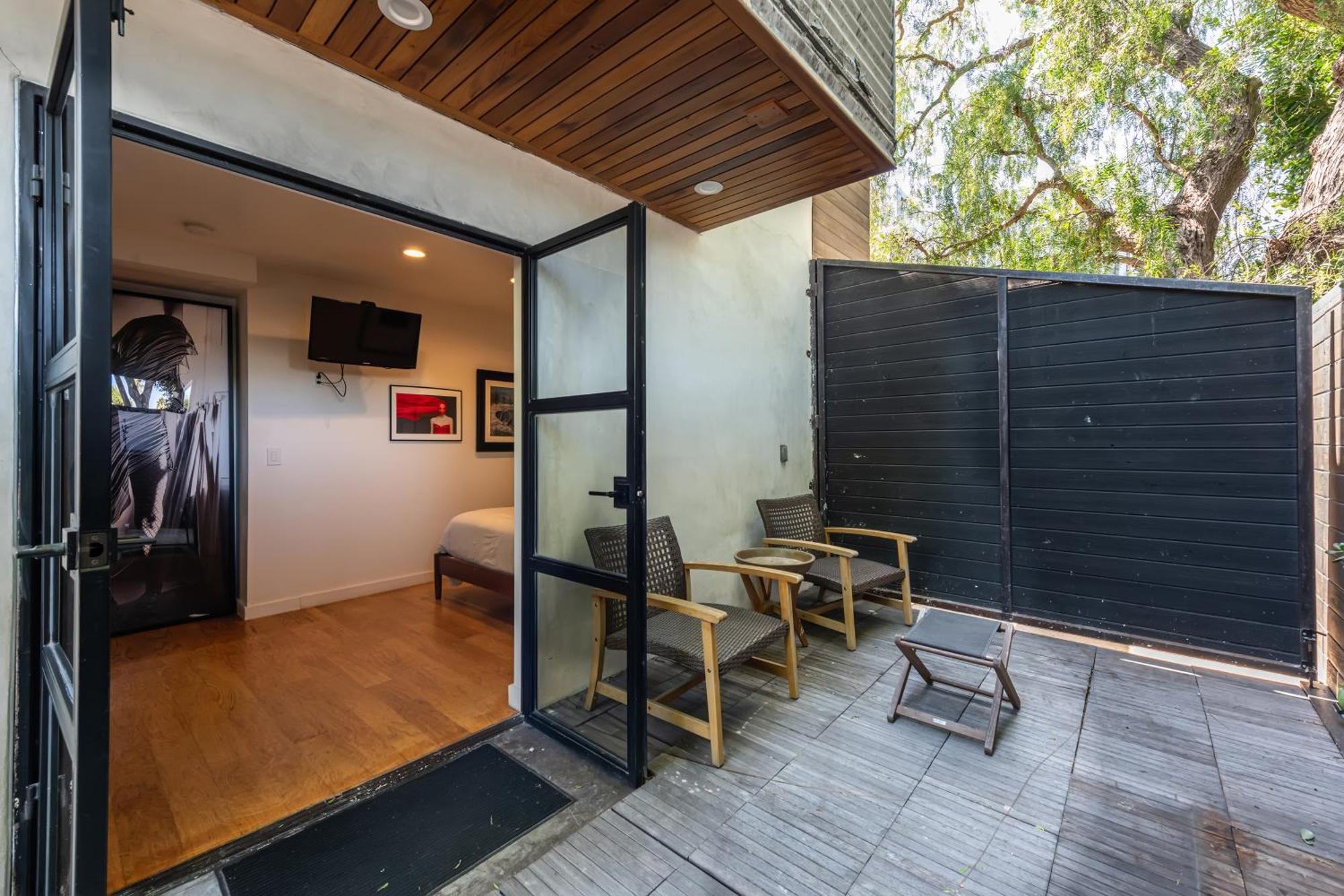Venice Beach Studio With Large Private Patio Steps To The Beach لوس أنجلوس المظهر الخارجي الصورة